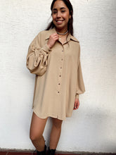 Cargar imagen en el visor de la galería, CAMISA EMILY BEIGE
